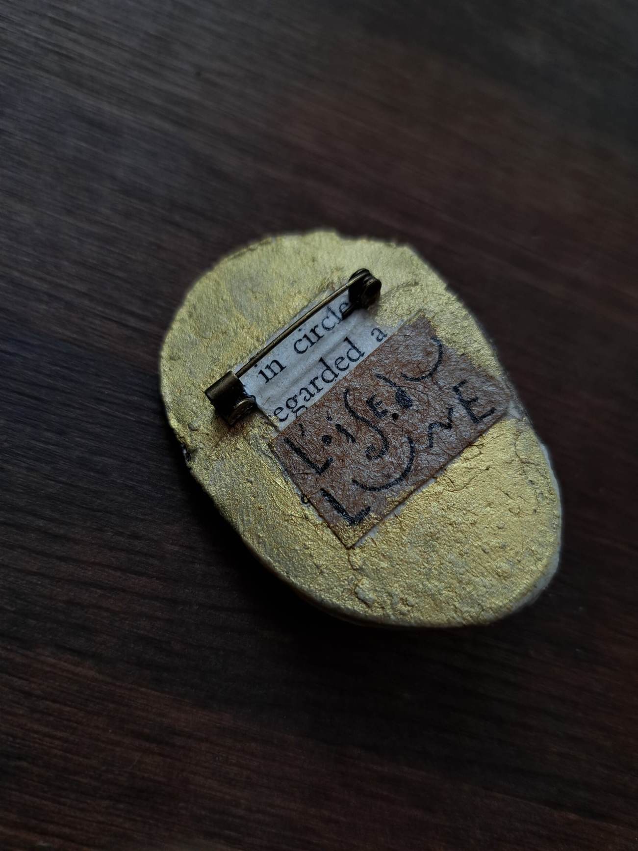 Ceramic Brooch / Not Alone ひとりではない